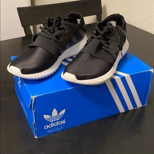 Adidas Courtvantage.